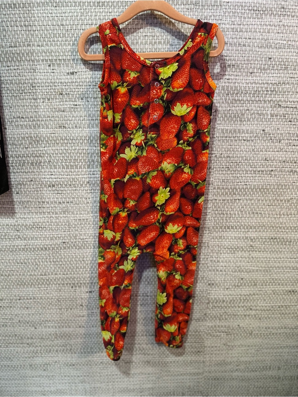 Hugo loves tiki Kids Strawberry Print One-Piece Romper  18-24 months runs big